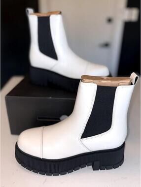 Woman's NWT -Marc Fisher- Bermuda Lug Sole, Chelsea Boot, Size 7M